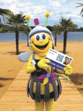 Das Seepark-Maskottchen „Tolbienchen“ mit der Jahreskarte. Der Vorverkauf für 2026 startet am 24. November 